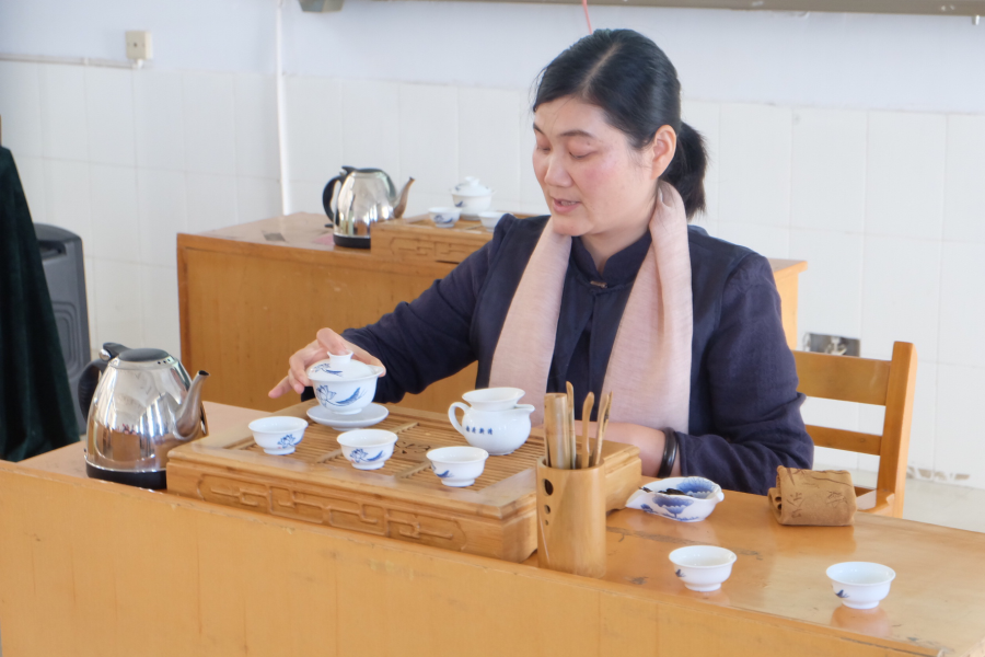 茶艺协会指导老师余芳正在做茶艺演示.png