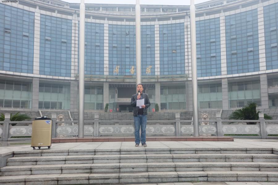 商贸学院副经理肖永光做国旗下讲话.jpg