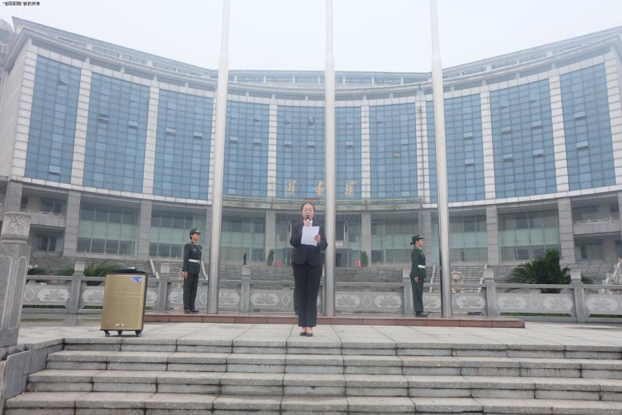 学生代表李雅婷做国旗下演讲.jpg