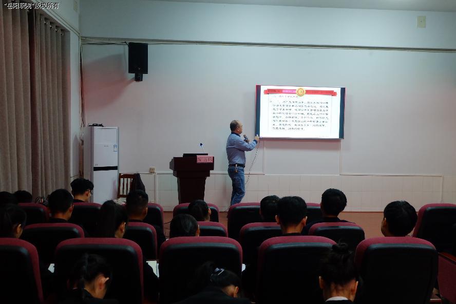 商贸公司党总支书记王正功正在为团学干部们授课.jpg