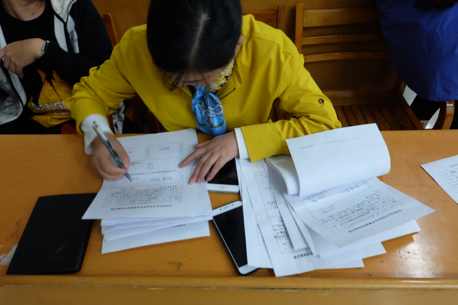 学生干部正在整理招新表格.png