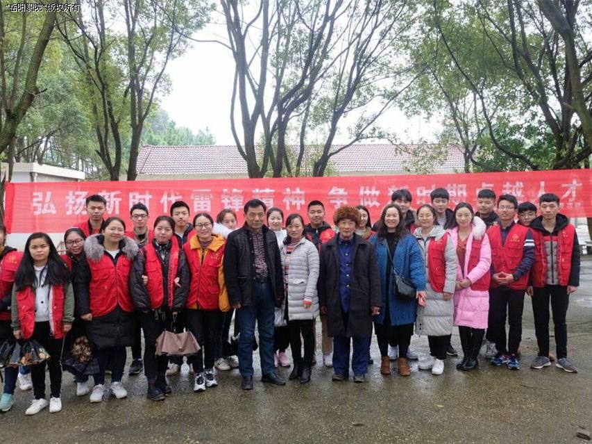 太阳网集团tcy8722志愿者与敬老院老人合影.jpg