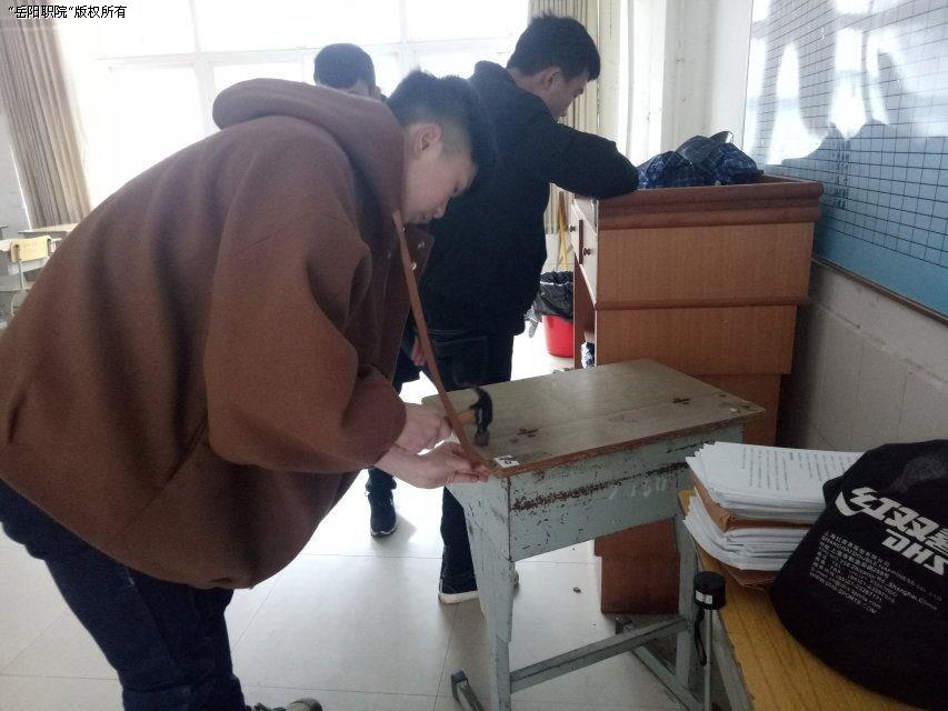 志愿者修理桌椅.jpg