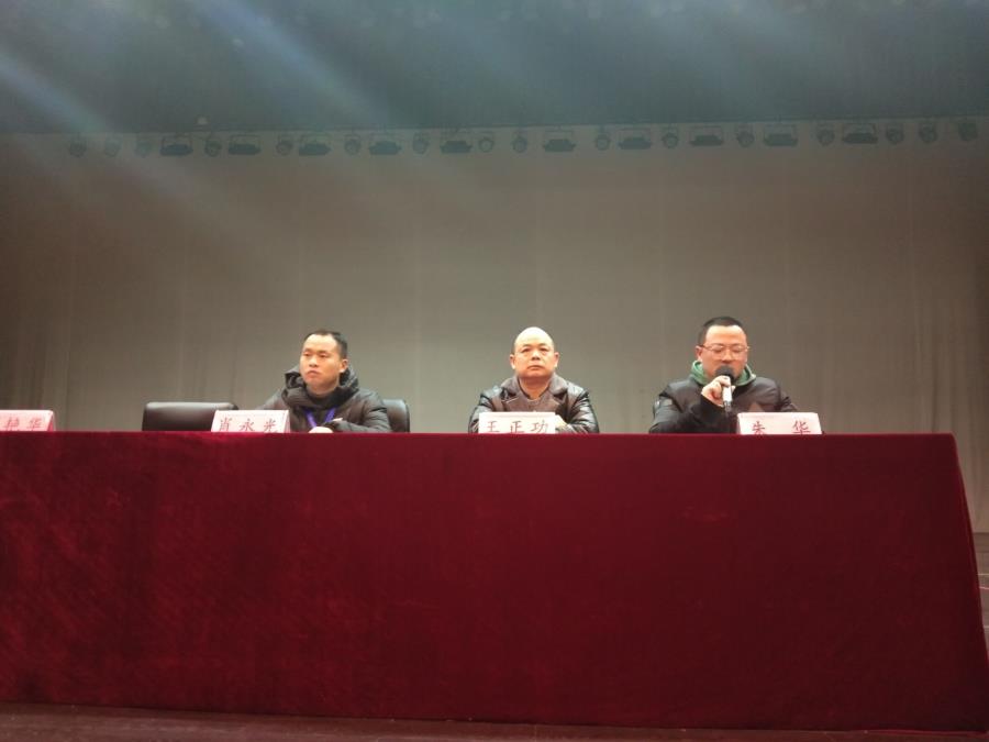 太阳网集团tcy8722学生科长宣读学生违纪处分决定.jpg
