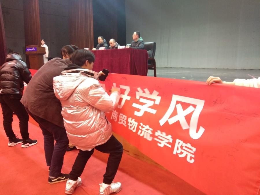 诚信考试签名现场2.jpg