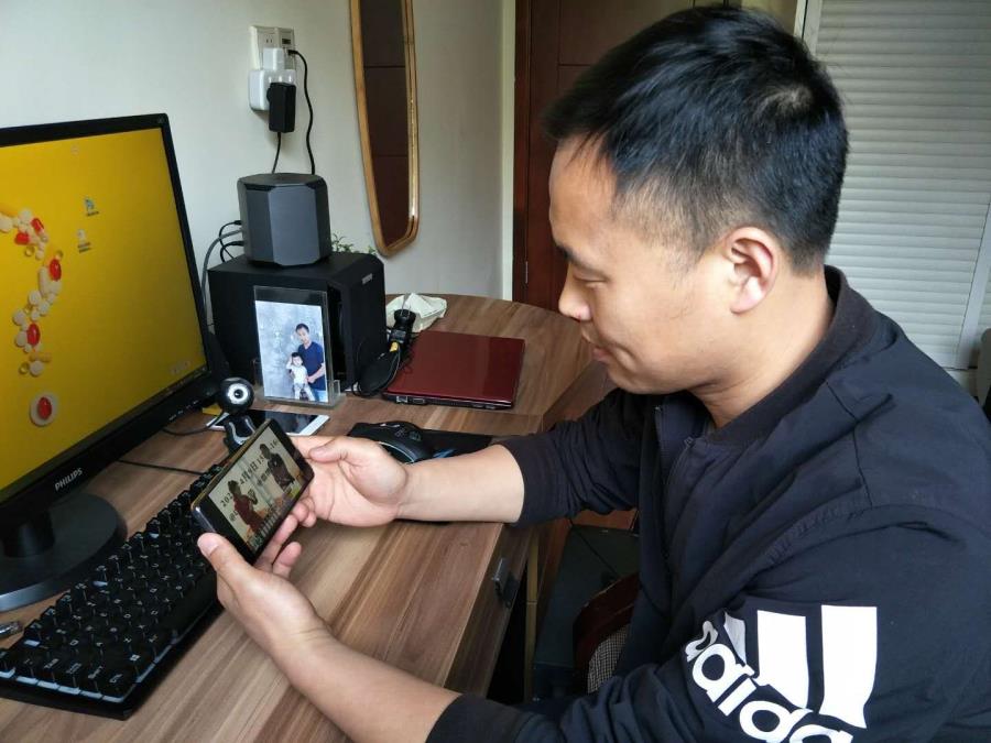肖永光经理正在收看公开课.jpg