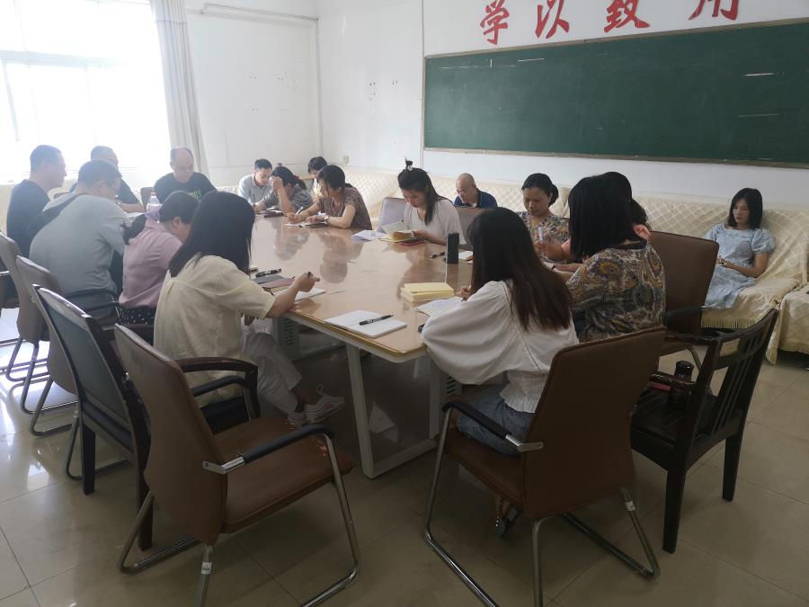 新学期第一次班主任会议.jpg