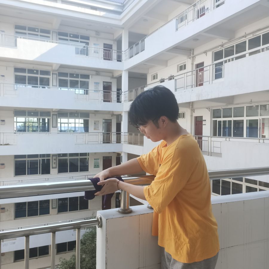 学生干部正在进行卫生清扫工作.png