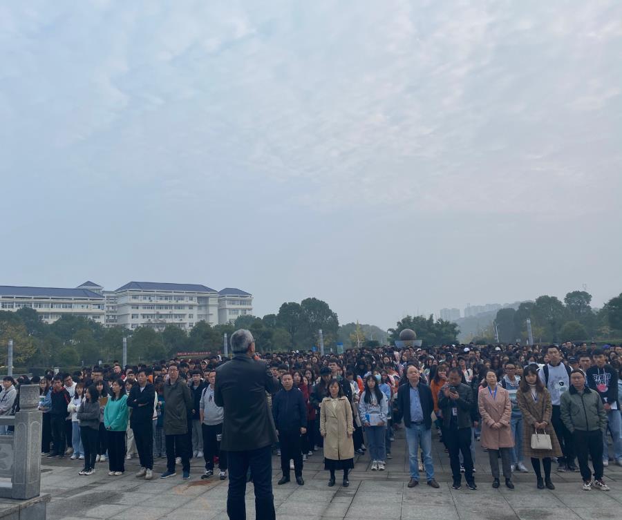 太阳网集团tcy8722全体师生参加升旗仪式暨新生见面会.jpg