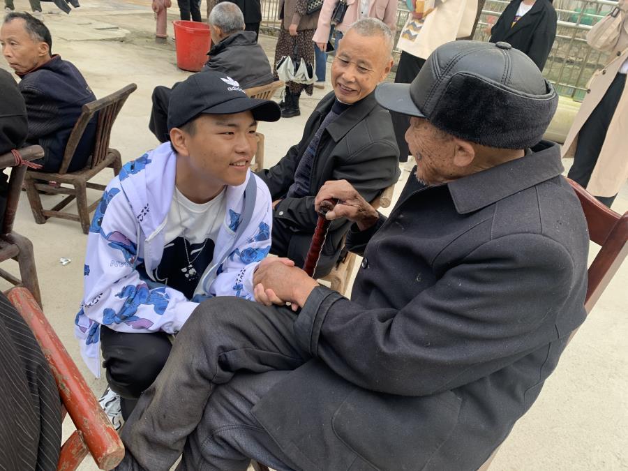 学生志愿者与老人亲切交流.jpg