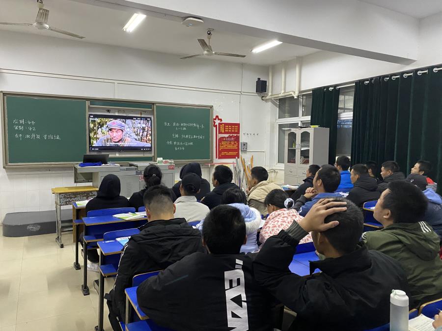 班级观影现场.jpg