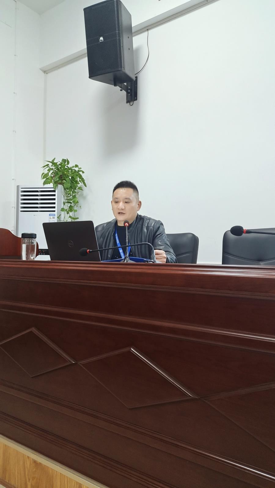 周斌讲课.jpg