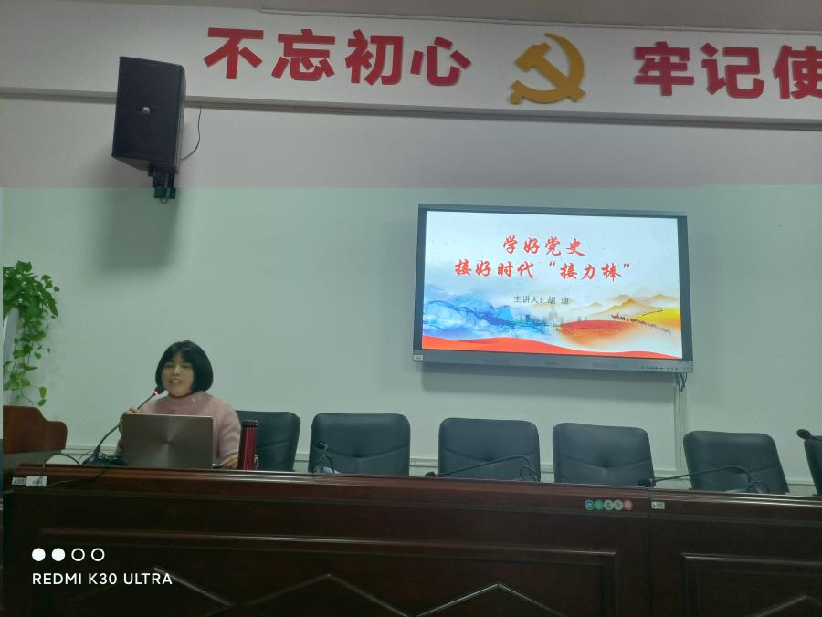 胡迪老师讲课中.jpg