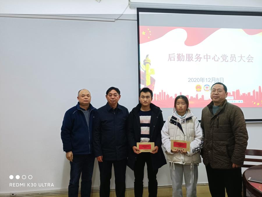 领导和受捐赠学生合影 .jpg