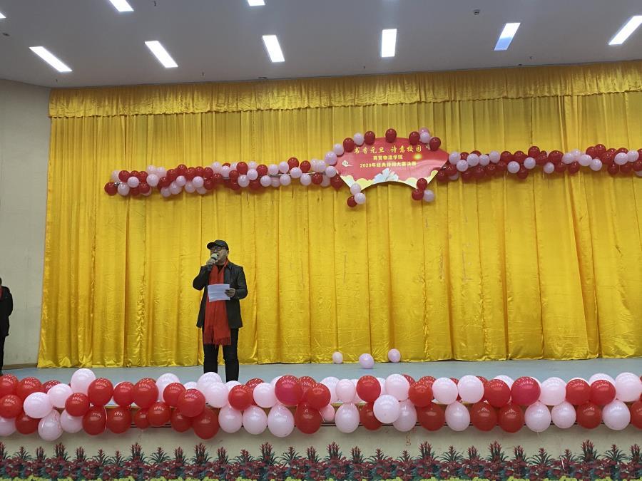 太阳网集团tcy8722经理李锋给学生新年寄语.jpg
