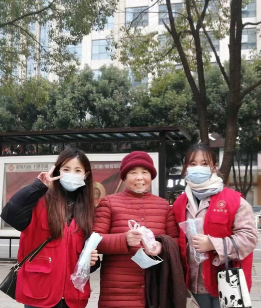 志愿者向居民发口罩.jpg