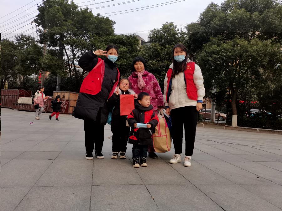 志愿者帮助老人小孩.jpg