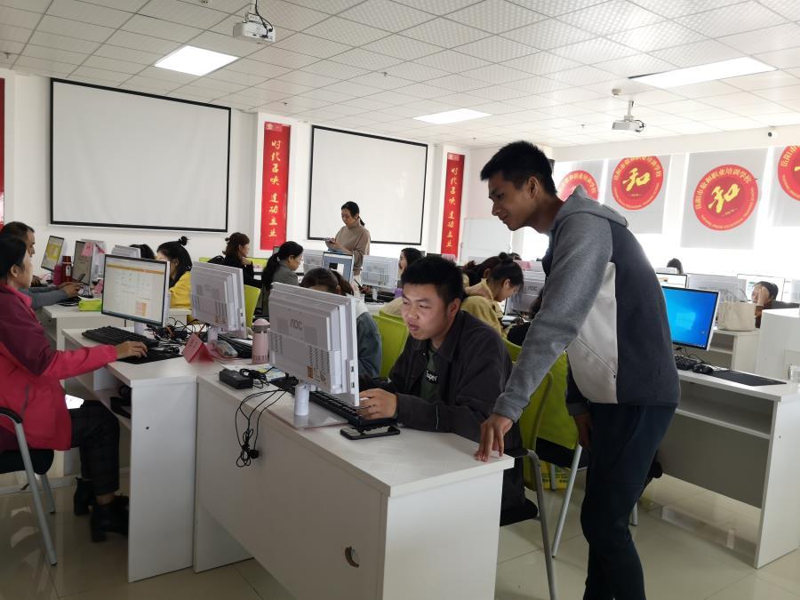 学生志愿者进行平台操作指导.jpg