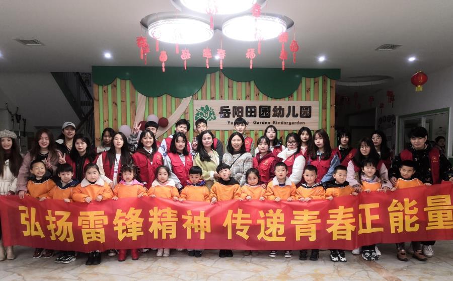 志愿者和小朋友们合影.jpg