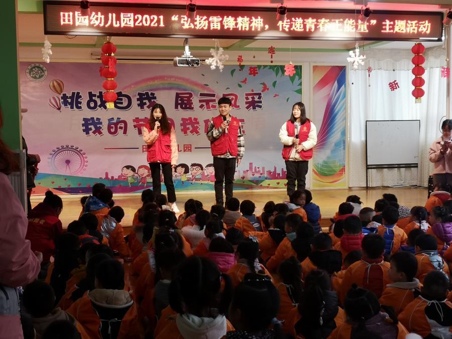 志愿者给小朋友们讲故事.jpg