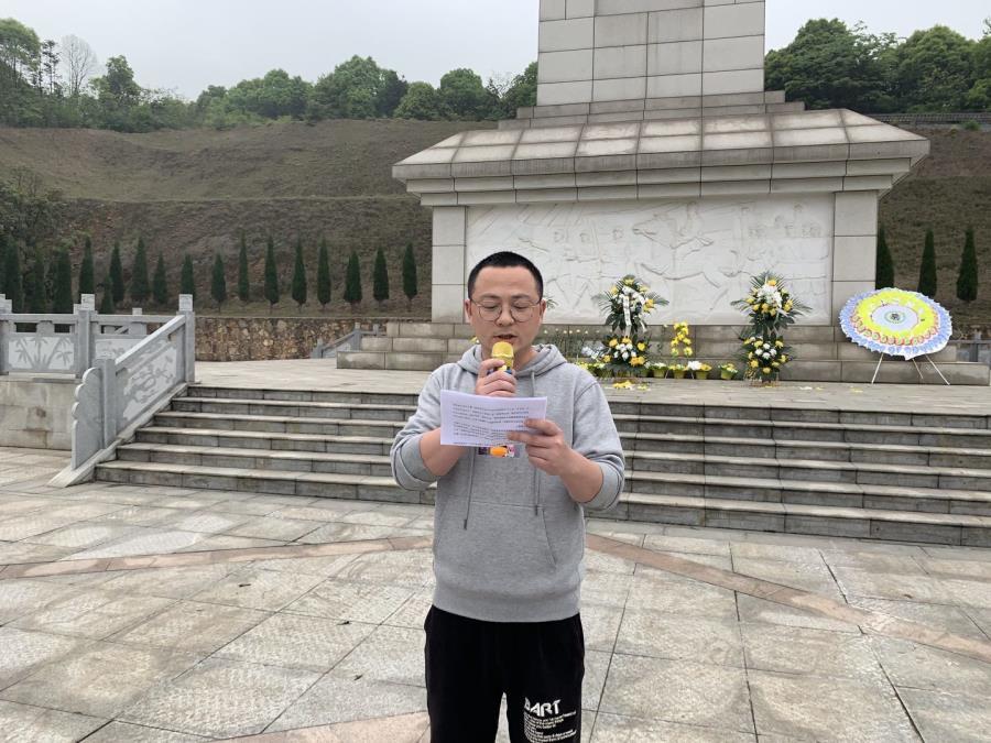 学生党支部书记朱华讲话.jpg