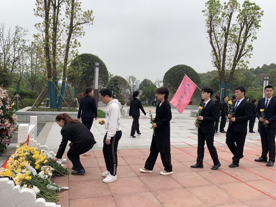 在张超烈士纪念园前敬献鲜花.jpg