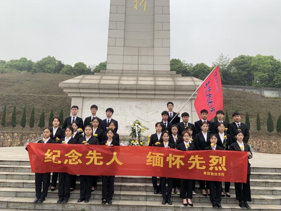 参加活动的学生预备党员和学生干部.jpg