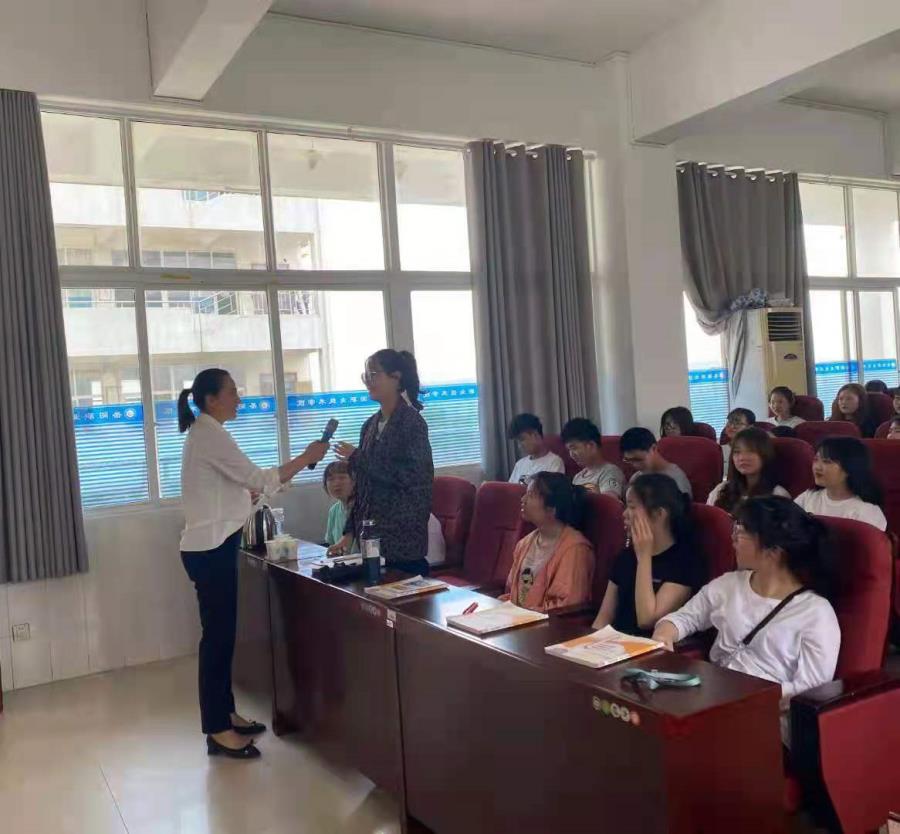 学生在积极互动.jpg