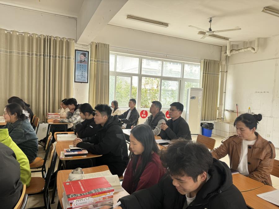 班子成员听课中.jpg